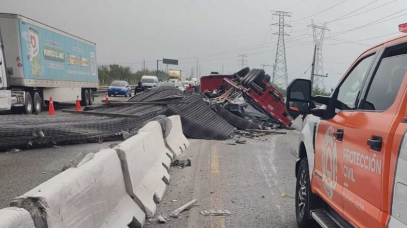 Vuelca tráiler con toneladas de malla en Santa Catarina
