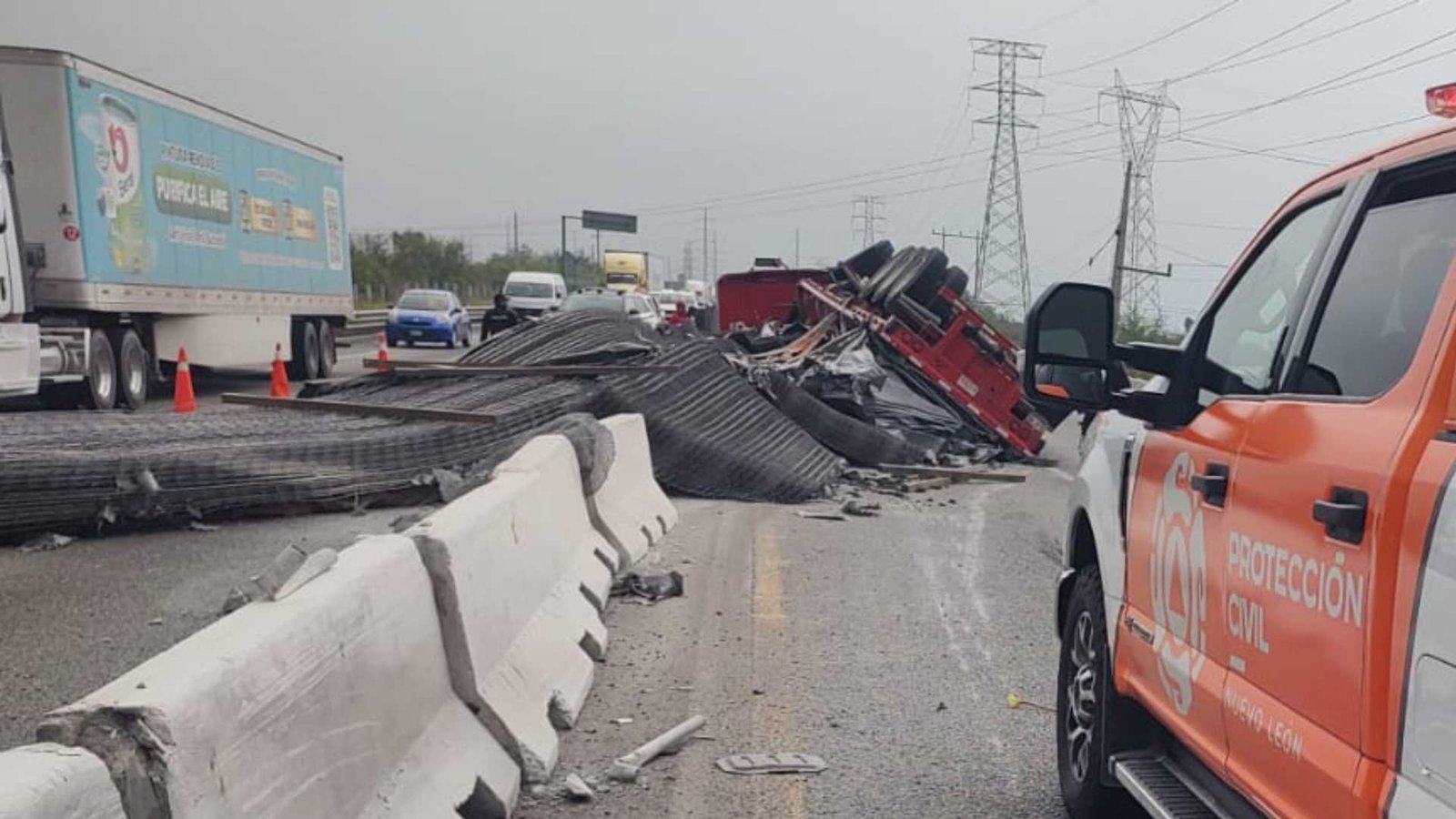Vuelca tráiler con toneladas de malla en Santa Catarina