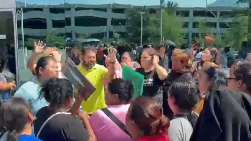 Protestan y exigen “Tarjeta Naranja” de apoyo a mujeres