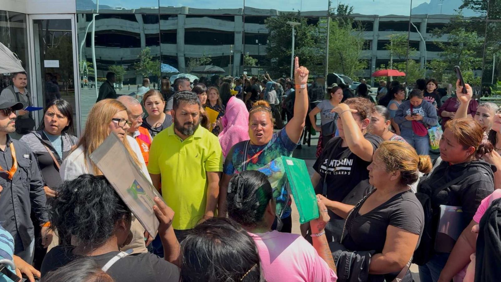Protestan y exigen “Tarjeta Naranja” de apoyo a mujeres