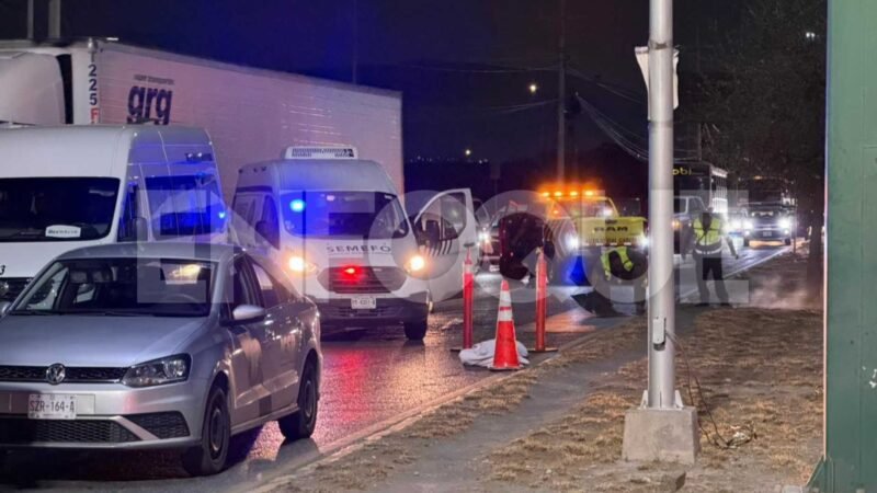 Motociclista muere arrollado por camioneta de personal en García