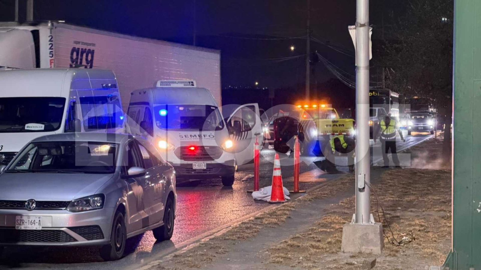 Motociclista muere arrollado por camioneta de personal en García