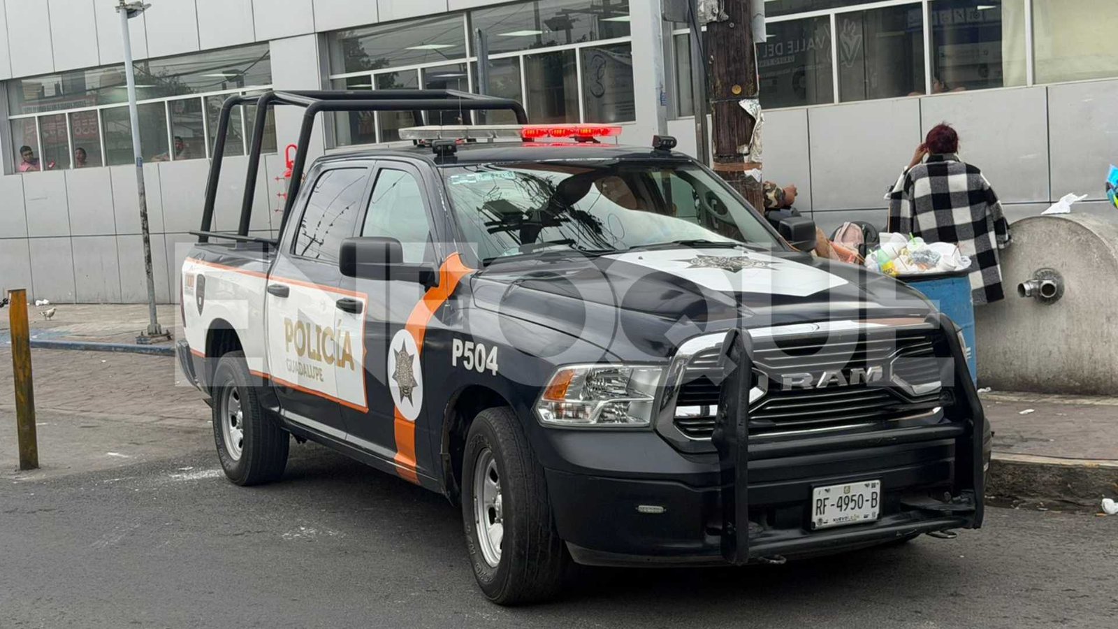 Asaltan y apuñalan a mujer en Juárez