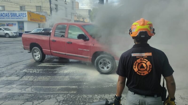 Arde camioneta en Morones Prieto