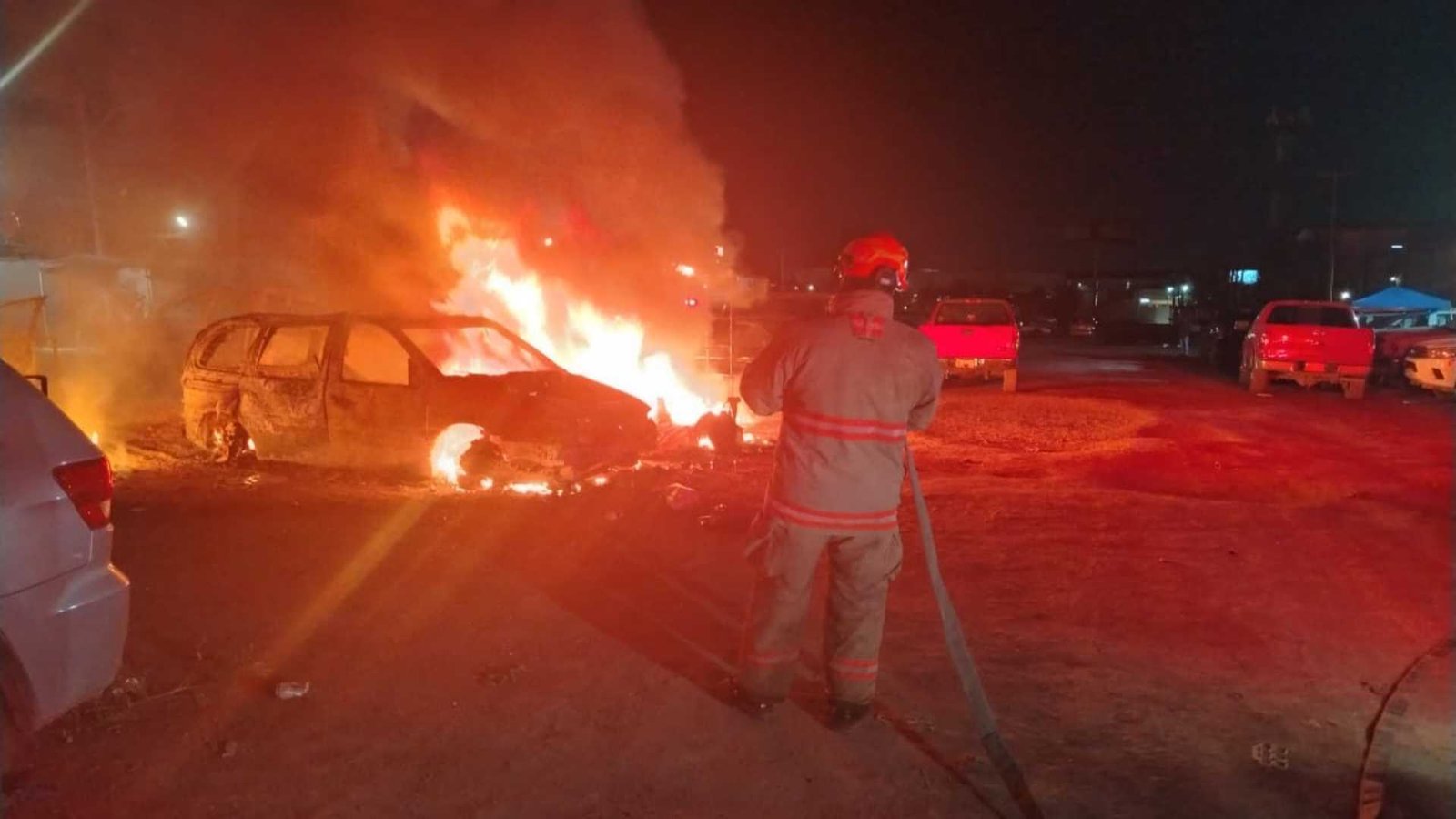 Incendio consume cuatro camionetas en corralon de Escobedo