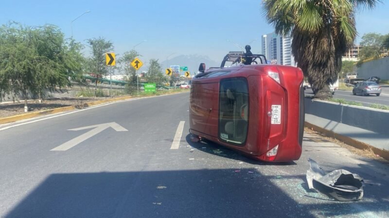 Vuelca automovilista en bulevar Miguel de la Madrid en Guadalupe