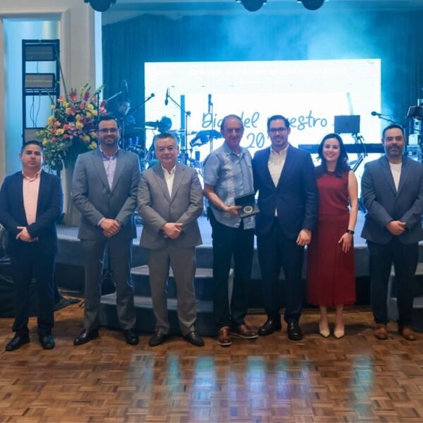 David de la Peña reconoce a maestros de Santiago