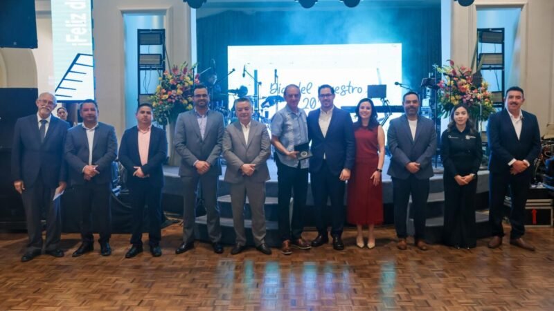 David de la Peña reconoce a maestros de Santiago