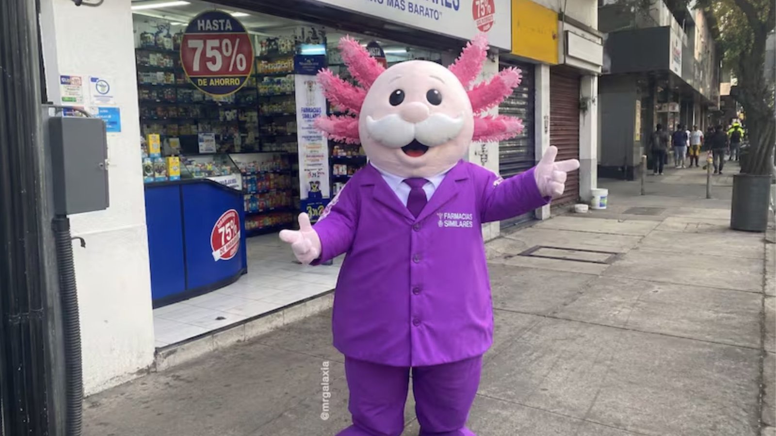 “AjoloSimi” se vuelve viral en redes por peculiar botarga