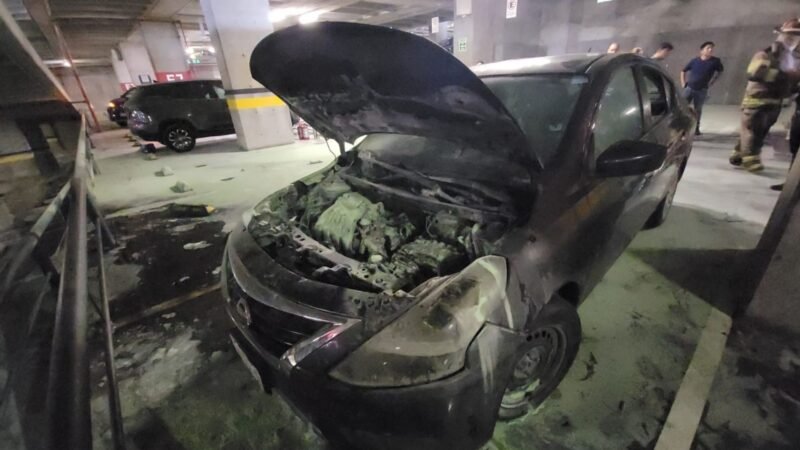 Se incendia auto en Torre Top Obispado
