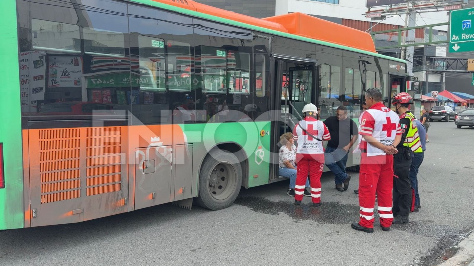 Adulta mayor cae dentro de camión en la colonia Obrera