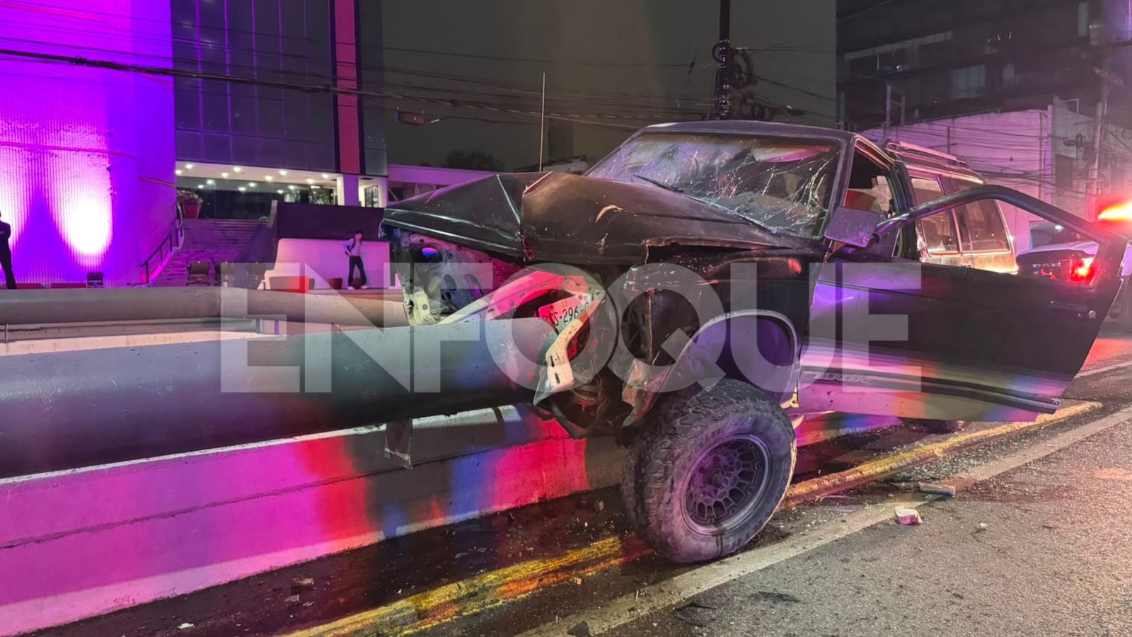Joven choca y queda atrapado en Monterrey