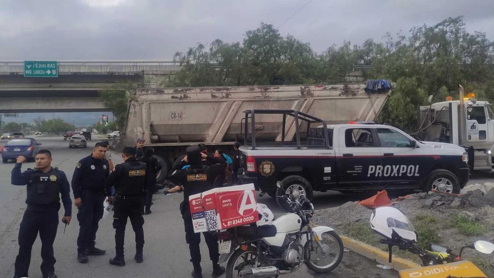 Muere motociclista tras ser embestido por tráiler en Escobedo