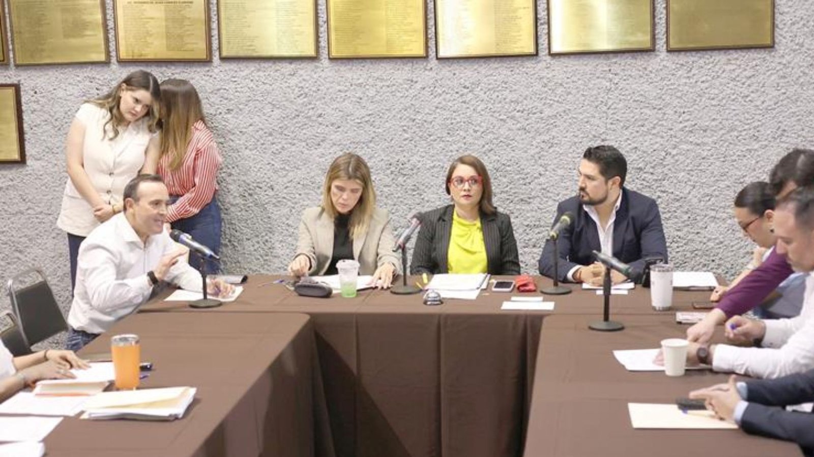 Aprueban investigar tres juicios políticos contra Samuel García