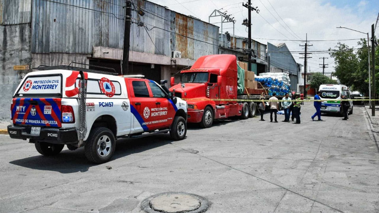 Muere trabajador tras caer de tráiler en Monterrey