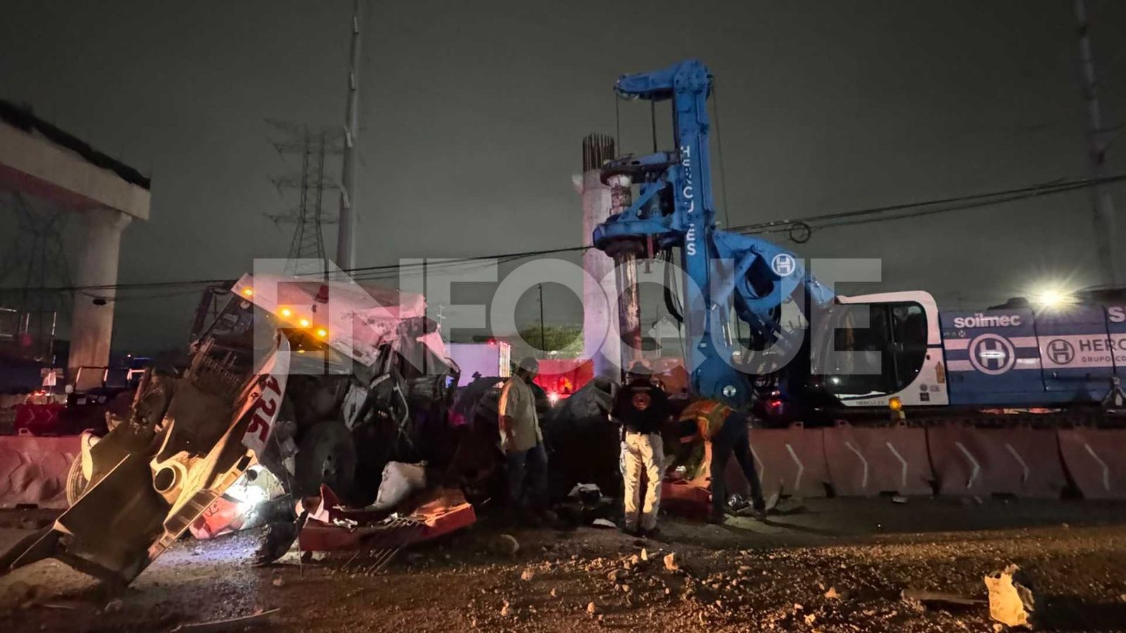 Carambola en obras del Metro deja tráiler destrozado en Apodaca