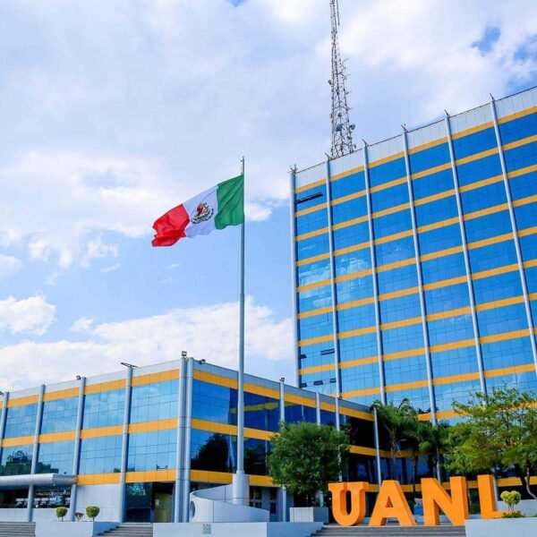 Más de 200 mil alumnos regresan a la UANL