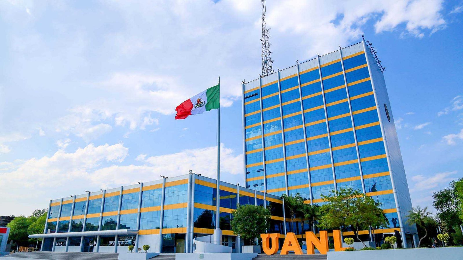 Presentan examen de admisión en facultades de la UANL