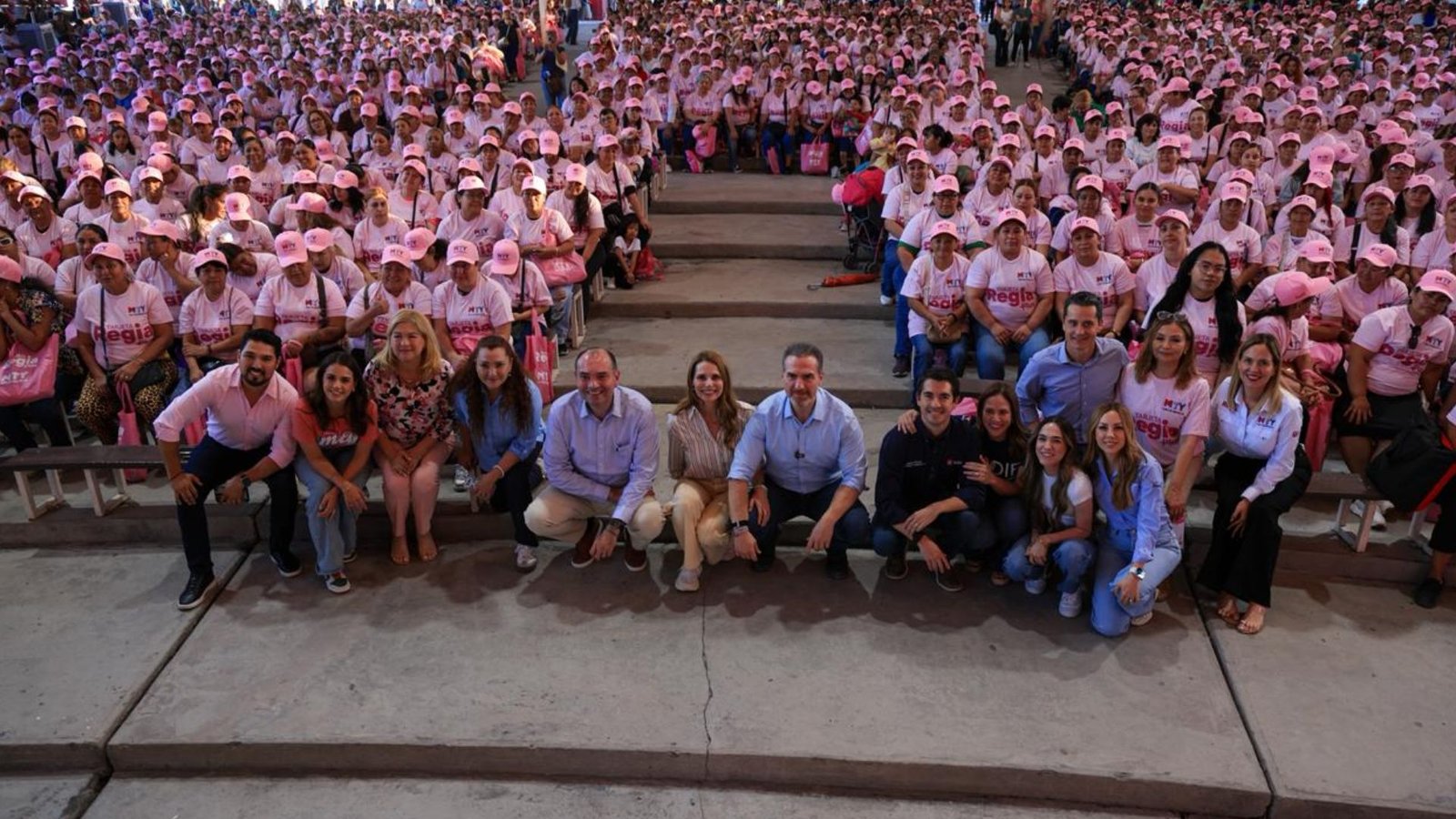 Monterrey entrega 1,200 tarjetas Regia Plus