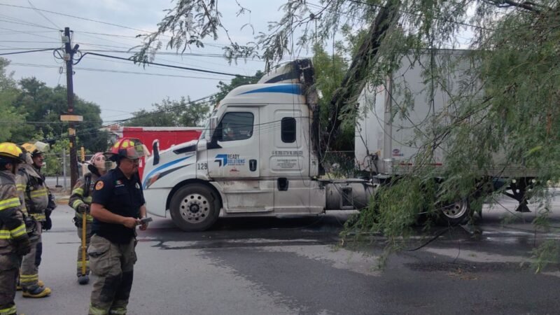 Tráiler derriba cables y se incendia en Monterrey