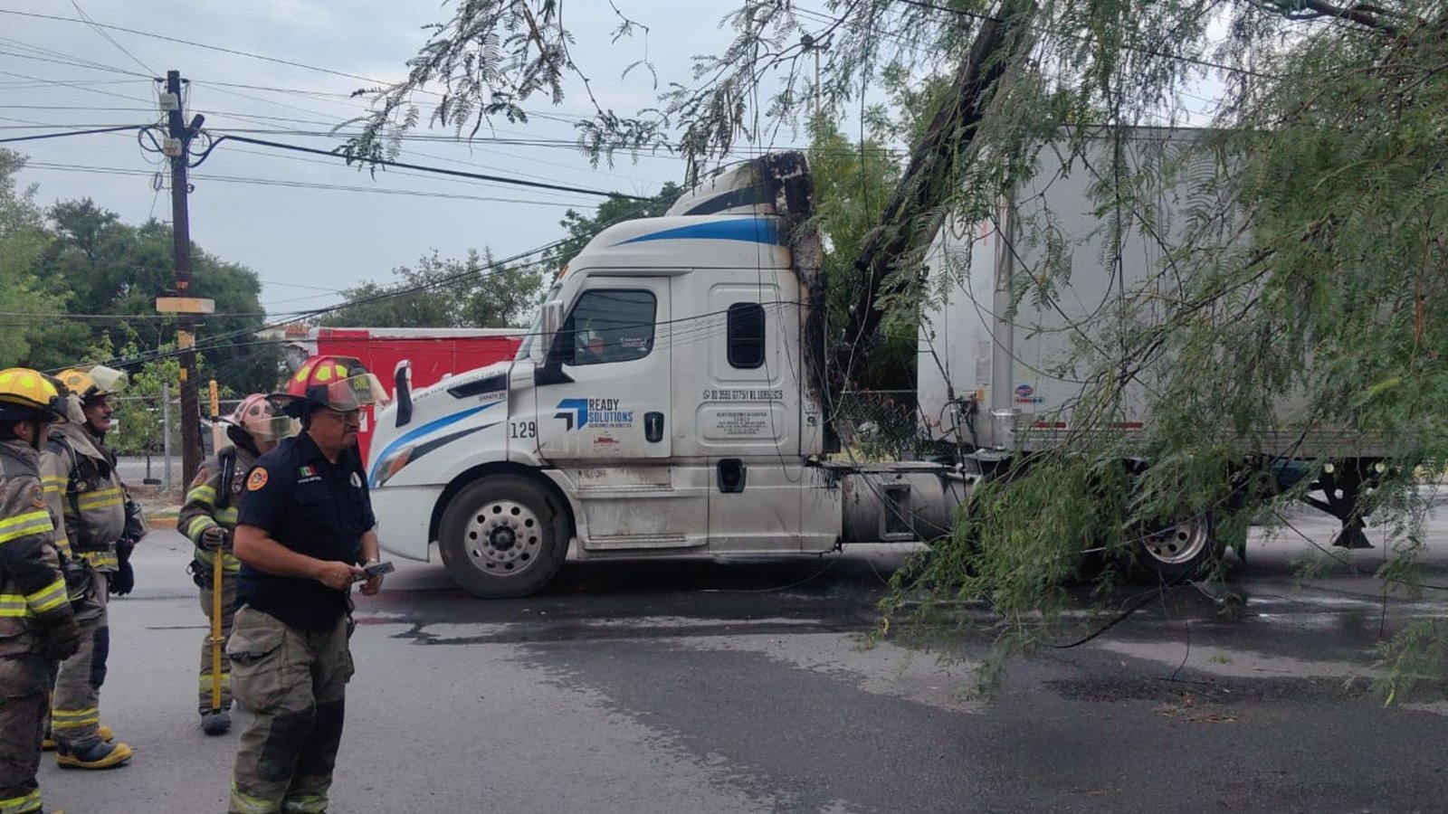 Tráiler derriba cables y se incendia en Monterrey