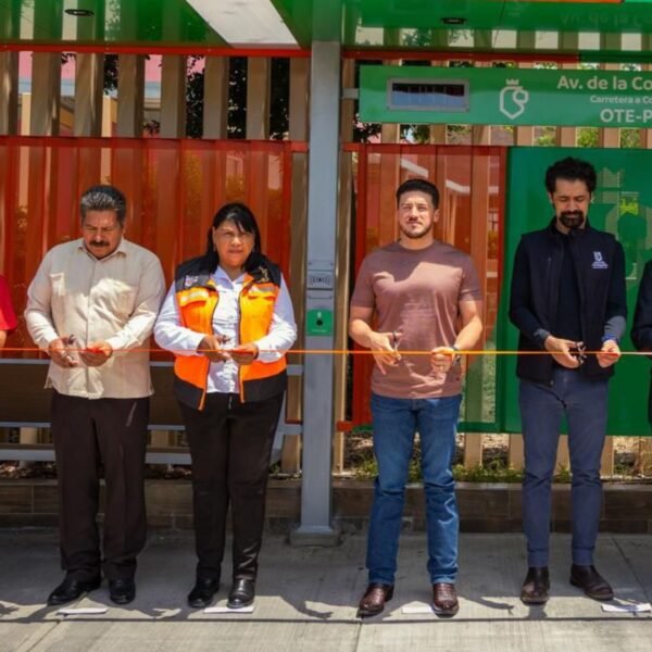 Samuel García entrega 63 parabuses y 30 camiones de la Ruta 105