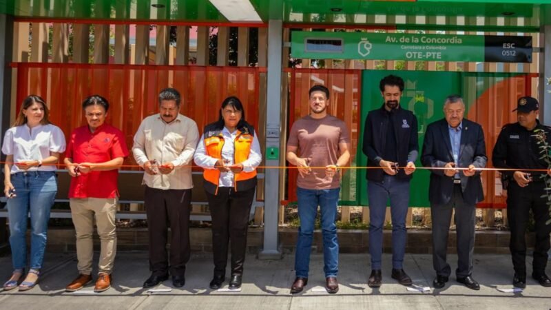 Samuel García entrega 63 parabuses y 30 camiones de la Ruta 105