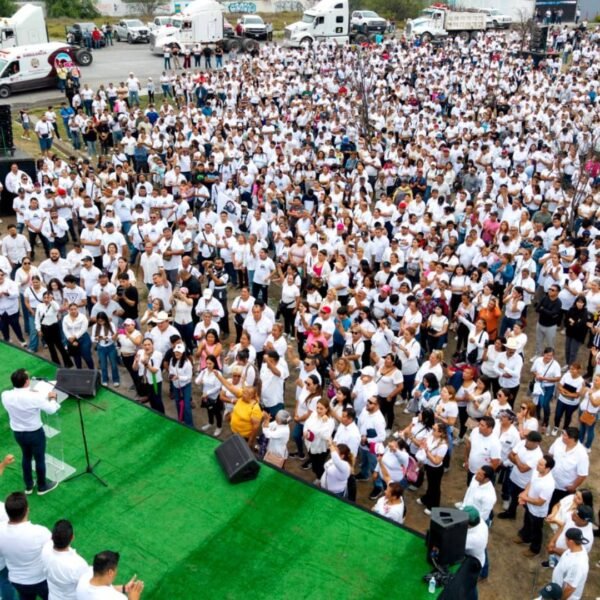 García conmemora el Día del Trabajo con escultura ante más de 10 mil personas
