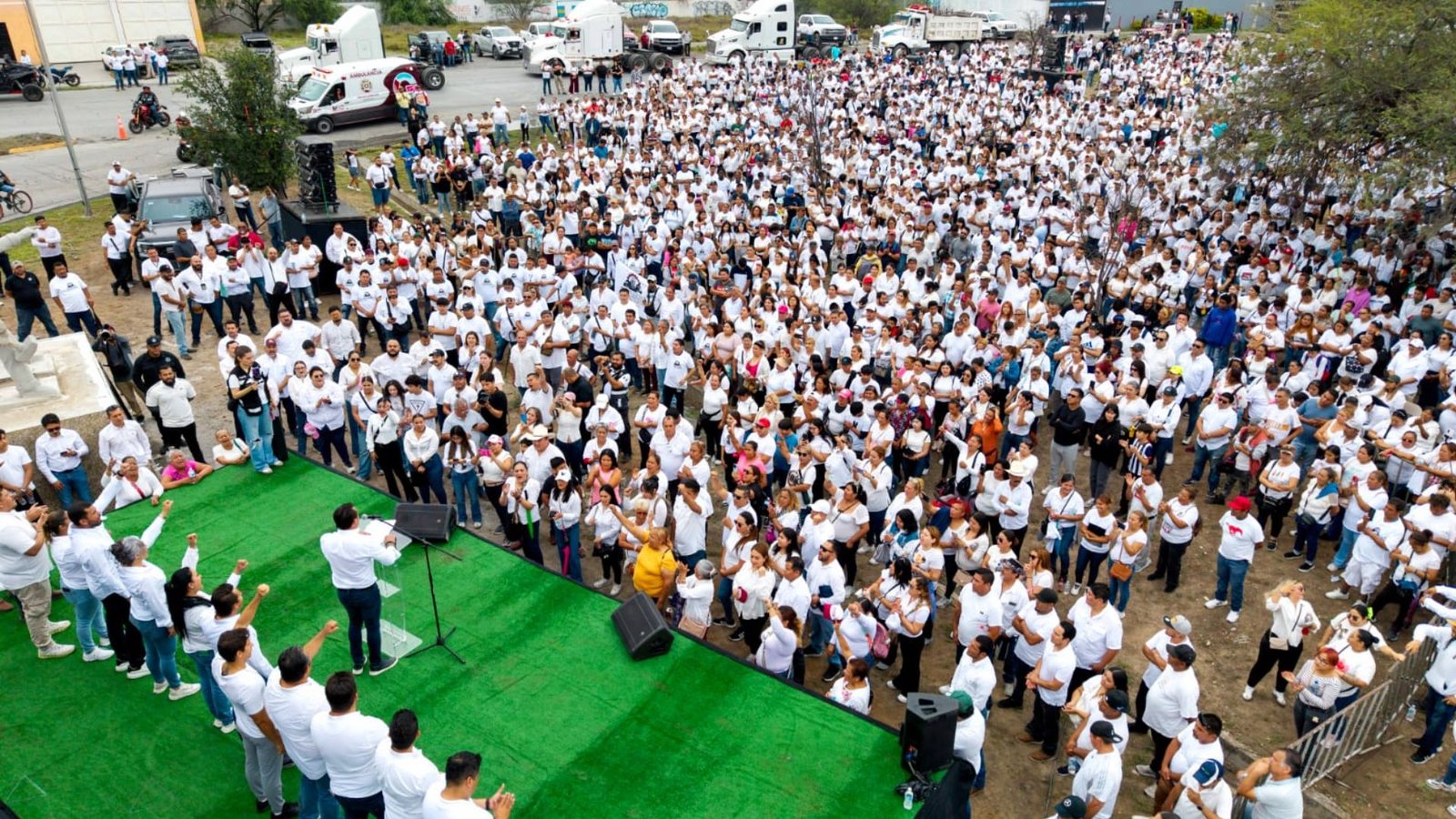 García conmemora el Día del Trabajo con escultura ante más de 10 mil personas