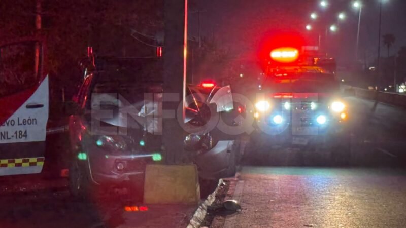 Muere conductor tras estrellarse contra anuncio en carretera a Laredo en Escobedo