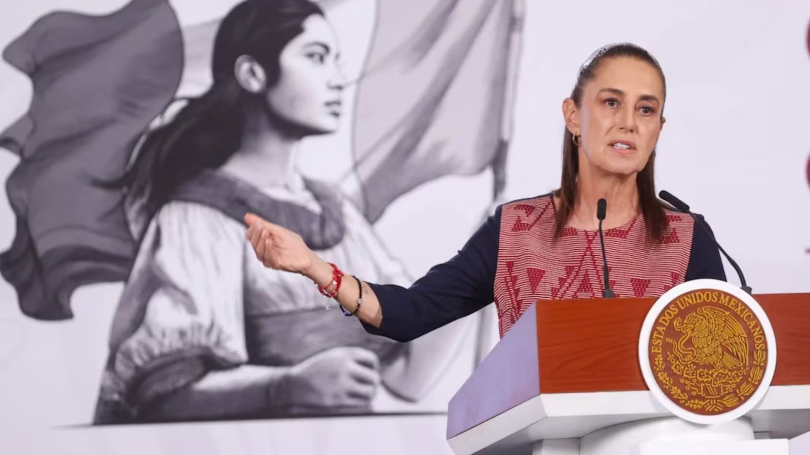 Sheinbaum pide no ver TV Azteca y acusa ofensiva mediática contra su gobierno