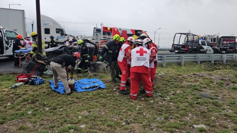 Tráiler impacta camioneta en la Carretera Monterrey-Saltillo en Santa Catarina