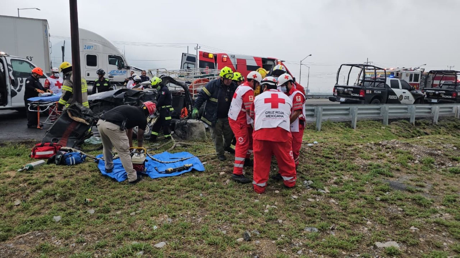 Tráiler impacta camioneta en la Carretera Monterrey-Saltillo en Santa Catarina