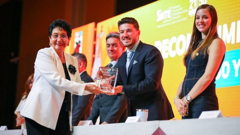 Reconocen a 470 docentes en Nuevo León