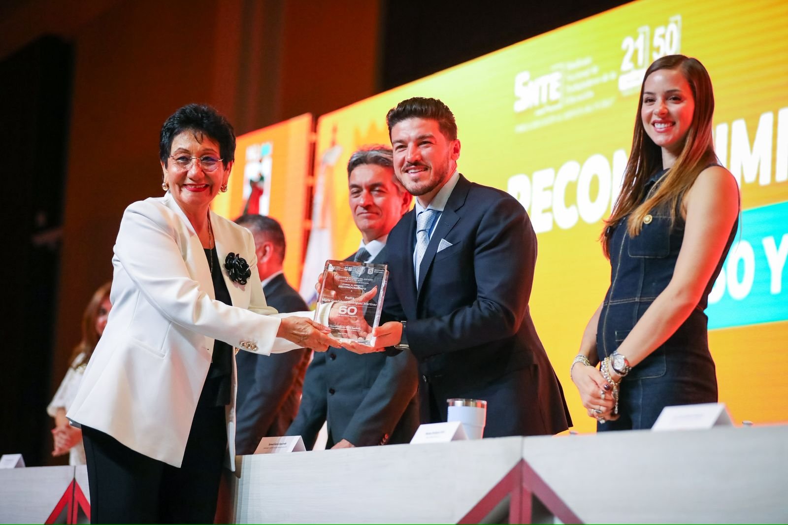 Reconocen a 470 docentes en Nuevo León