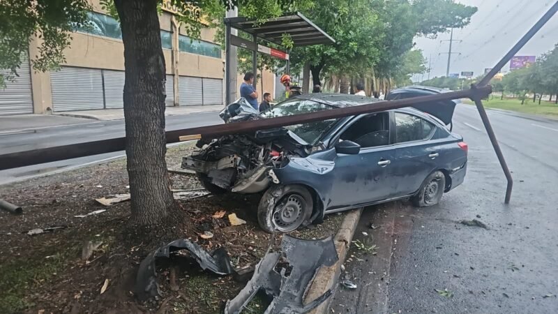 Derriba automovilista luminaria tras choque en Monterrey