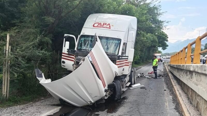 Choca Tractocamión contra puente en la Carretera Nacional