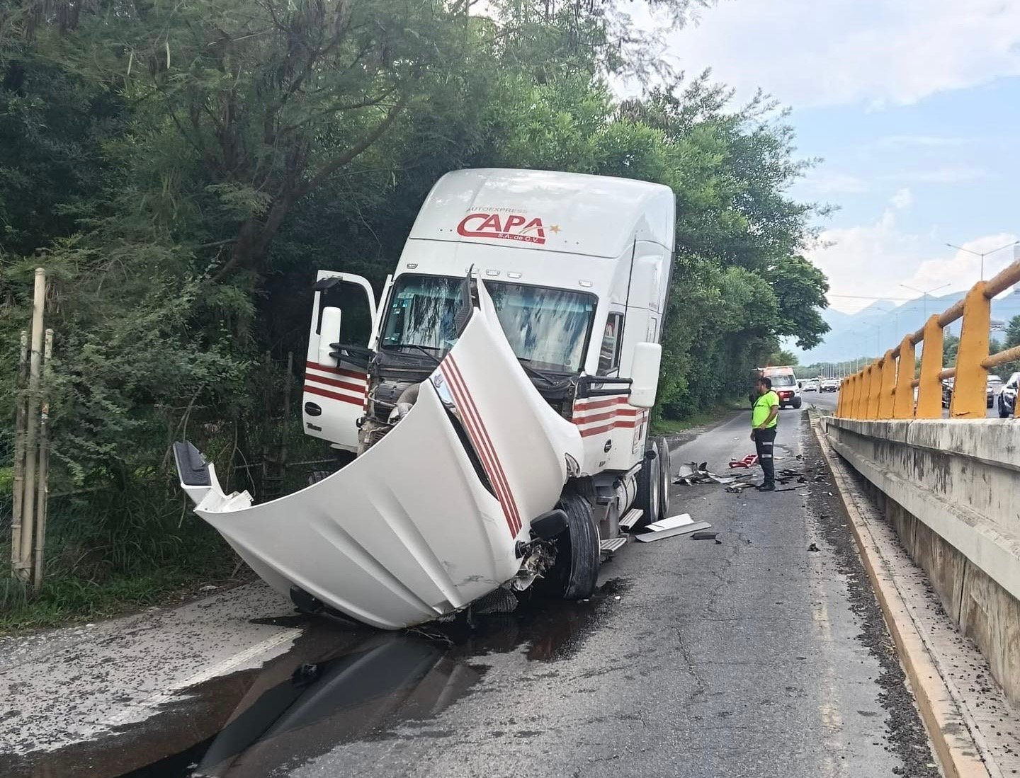 Choca Tractocamión contra puente en la Carretera Nacional