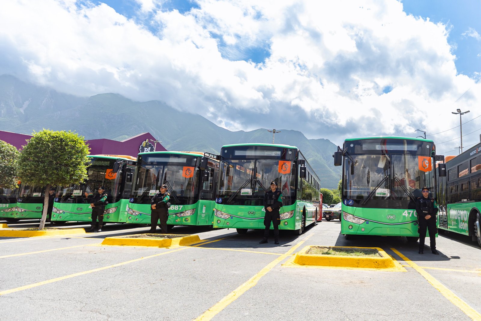 Suma Nuevo León 30 nuevos camiones y avanza hacia meta de 4 mil unidades