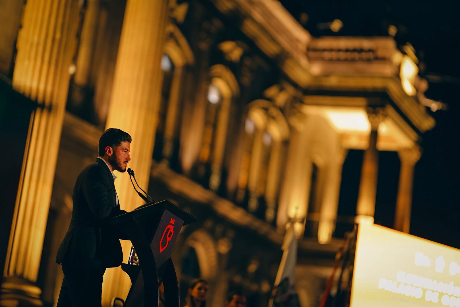 Estrena Palacio de Gobierno nueva iluminación y restauran la histórica Victoria Alada