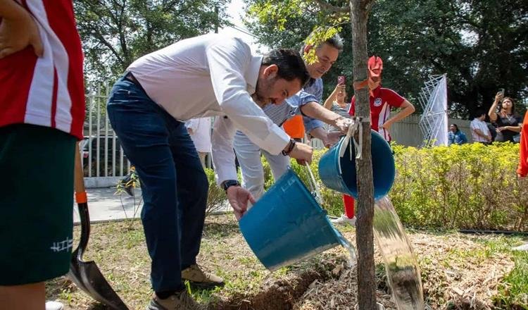 Conmemora Educación Día Mundial del Medio Ambiente con reforestación a escuelas