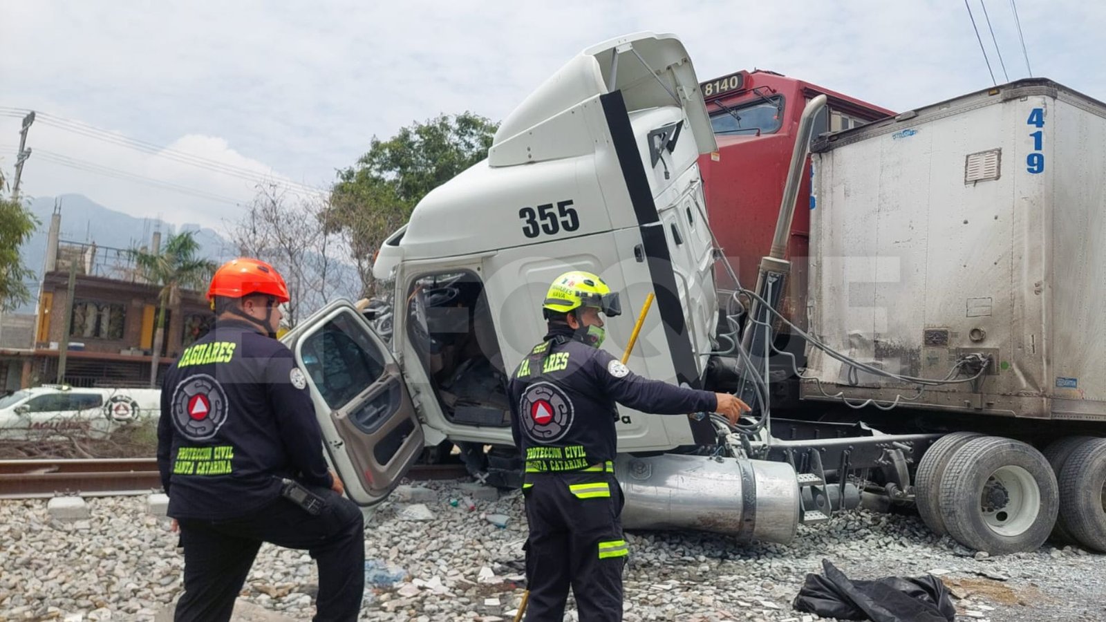 Tráiler choca contra tren en Santa Catarina; conductor resulta ileso