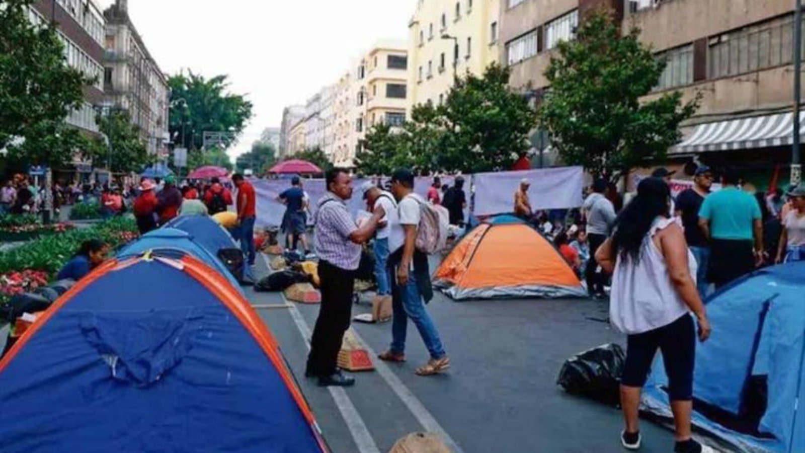 CNTE libera casetas y mantiene protestas