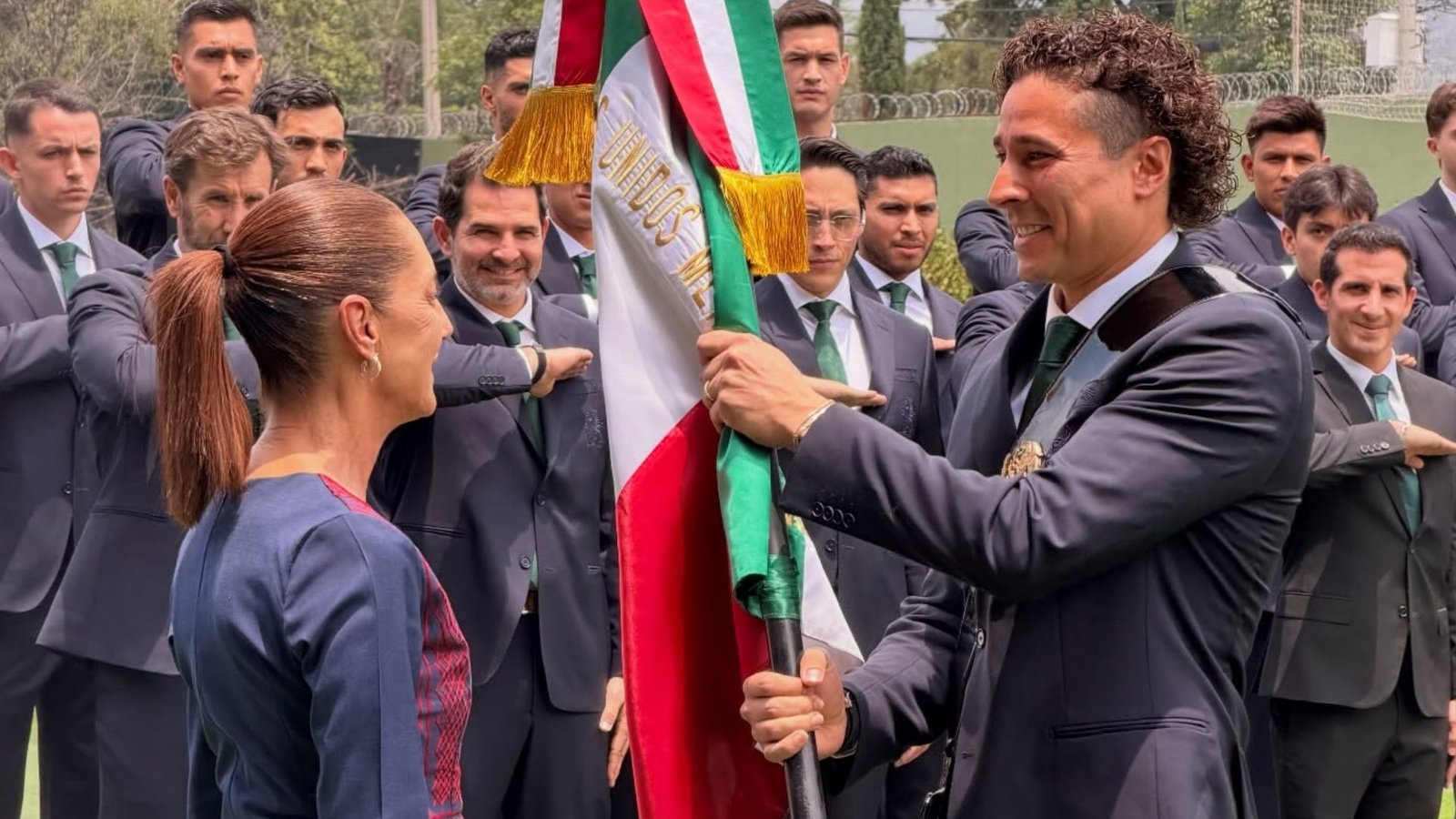 Guillermo Ochoa recibe la bandera de México rumbo al Mundial