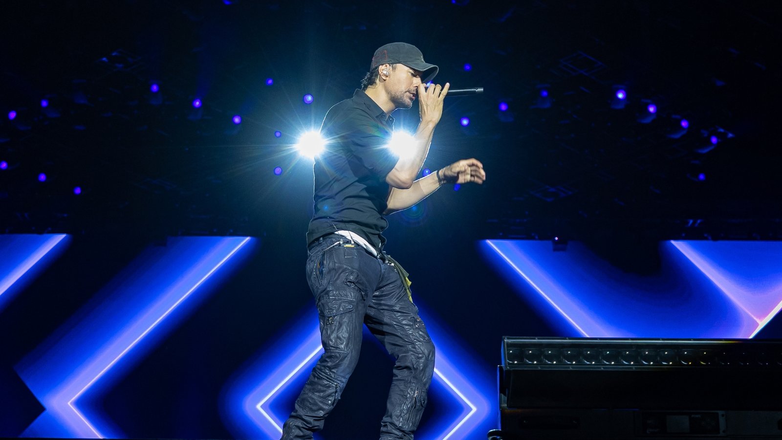 Enrique Iglesias hace vibrar el Parque Fundidora ante 110 mil asistentes