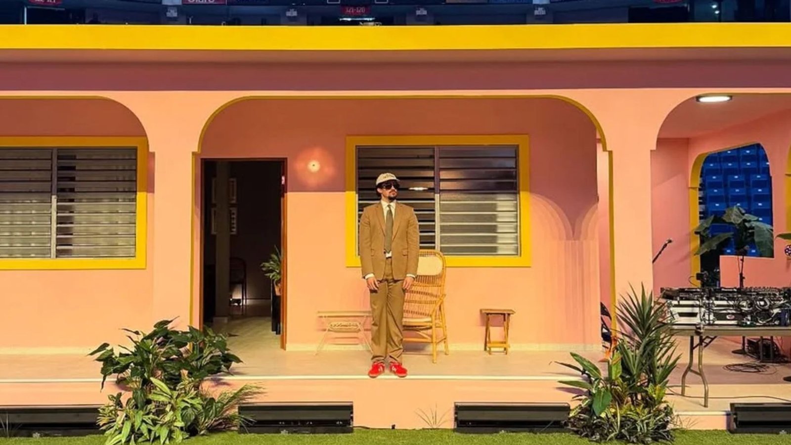 Demandan a Bad Bunny por uso de la casita de su gira