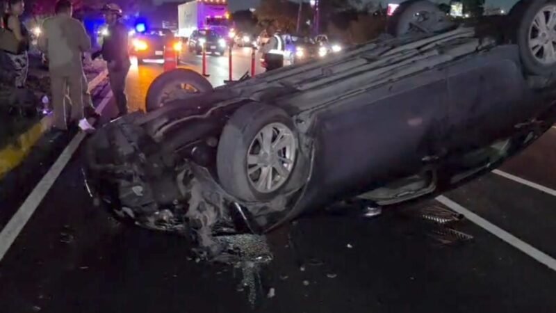 Se desmaya Conductor al volante y provoca volcadura en Guadalupe