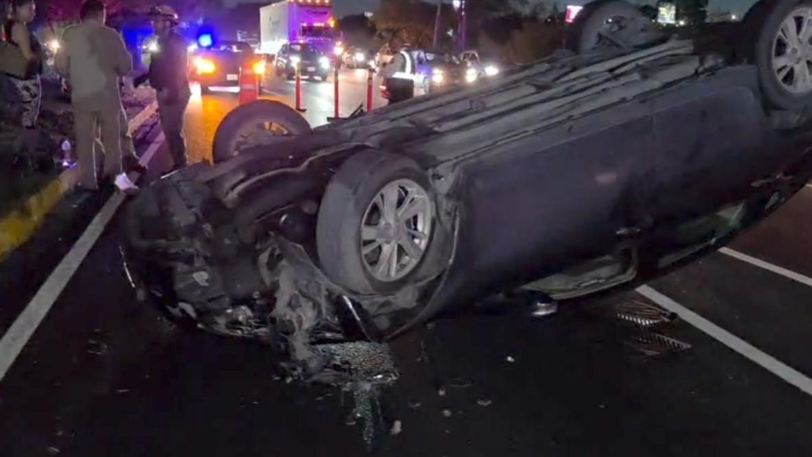 Se desmaya Conductor al volante y provoca volcadura en Guadalupe