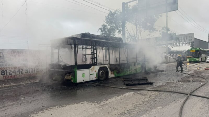 Se incendia camión de la Ruta 527 en Apodaca