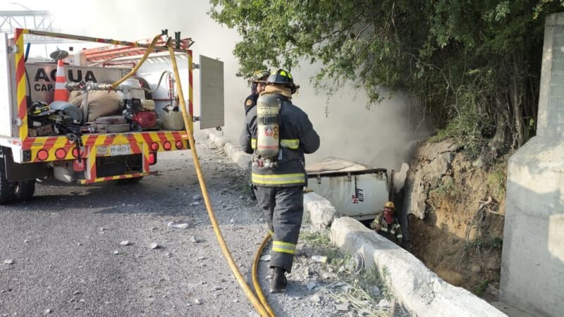 Tráiler cae de puente, vuelca y se incendia en la Carretera Nacional